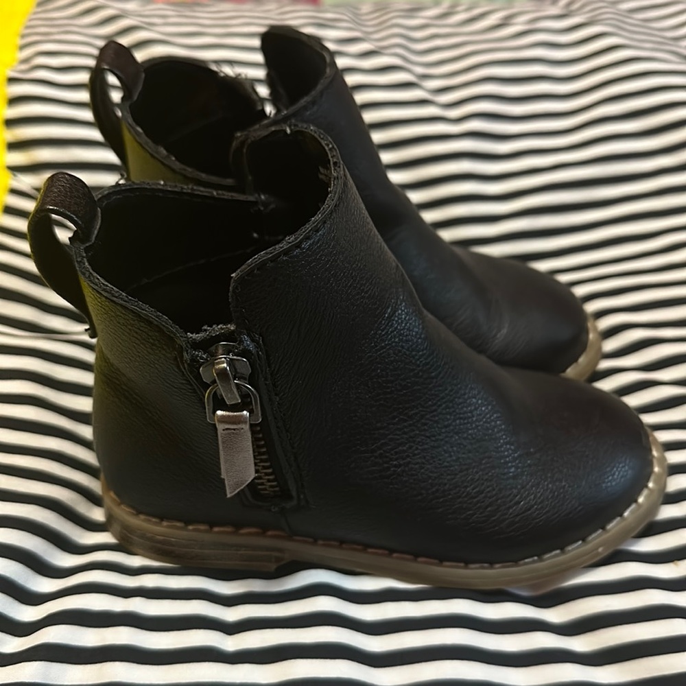 Girls, black, size 8 Chelsea boot.